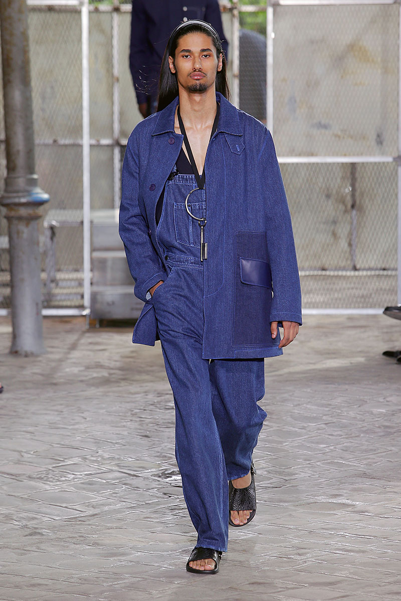 Tuta da lavoro in denim con giacca sempre in jeans di Givenchy. Photo courtesy of Givenchy