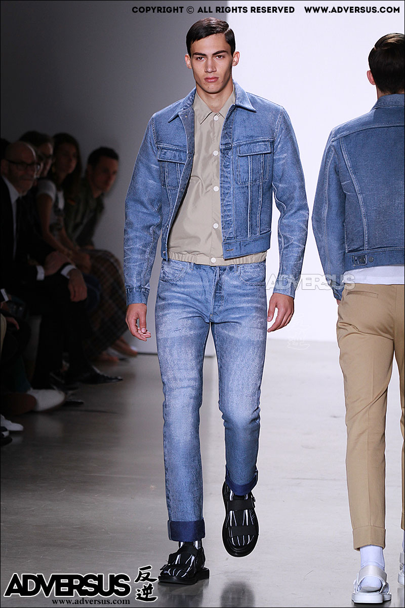 Total jeans look da Calvin Klein, Photo Mauro Pilotto