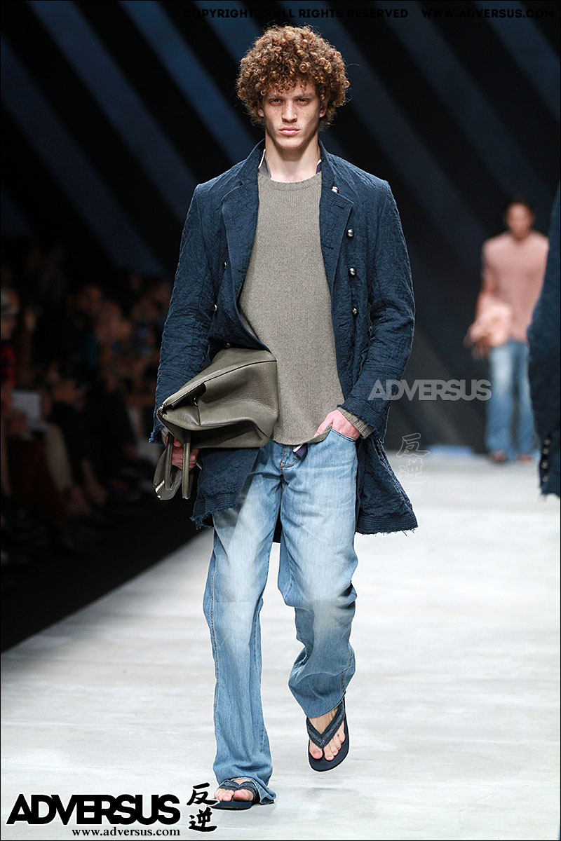 Jeans con sandali infradito, visti da Ermanno Scervino Estate 2016