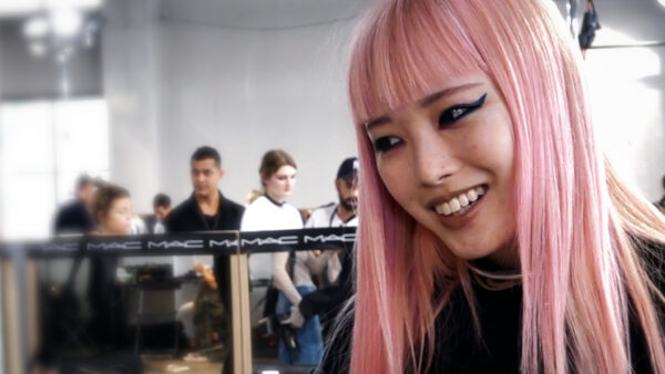 Fernanda Ly sui suoi capelli rosa, il suo stile, Louis Vuitton