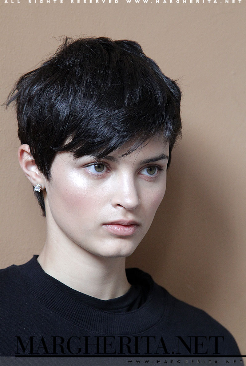 Taglio di capelli corto, modella: Isabella Emmack nel backstage di Ermanno Scervino primavera estate 2017, ph. Mauro Pilotto