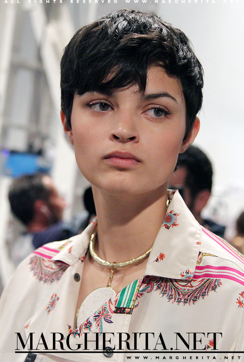 Taglio di capelli corto, modella: Isabella Emmack nel backstage di Etro primavera estate 2017, ph. Charlotte Mesman