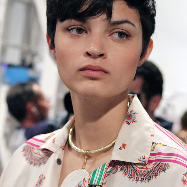 Taglio di capelli corto, modella: Isabella Emmack nel backstage di Etro primavera estate 2017, ph. Charlotte Mesman