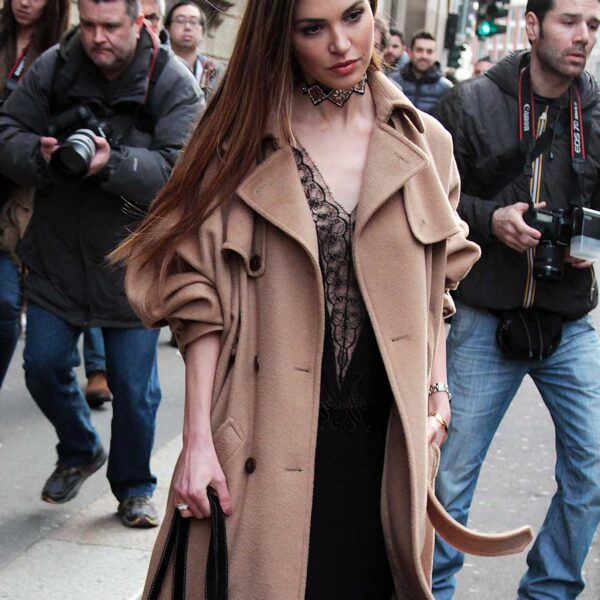 Streetstyle. Osereste presentarvi in pubblico in... sottoveste?