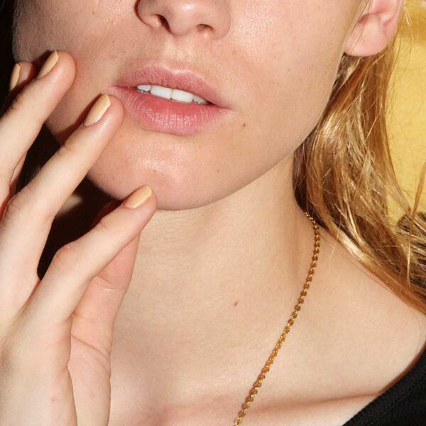 Unghie nude 'matching the skin tone', nails: Antonio Sacripante, ph. Charlotte Mesman