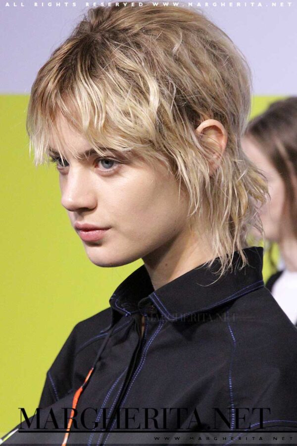 Taglio di capelli corti fotografato nel backstage di MSGM, ph. Charlotte Mesman