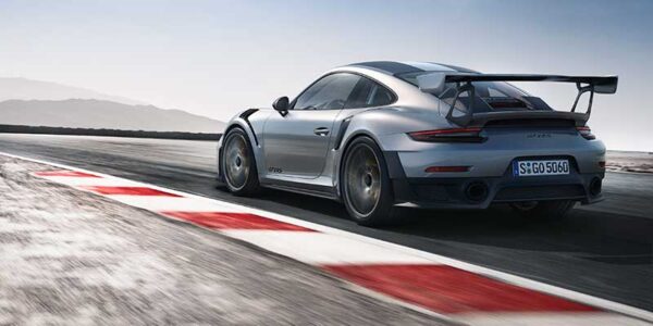 Nuova 911 GT2 RS con 700 CV, trazione posteriore, telaio sportivo da gara e asse posteriore sterzante