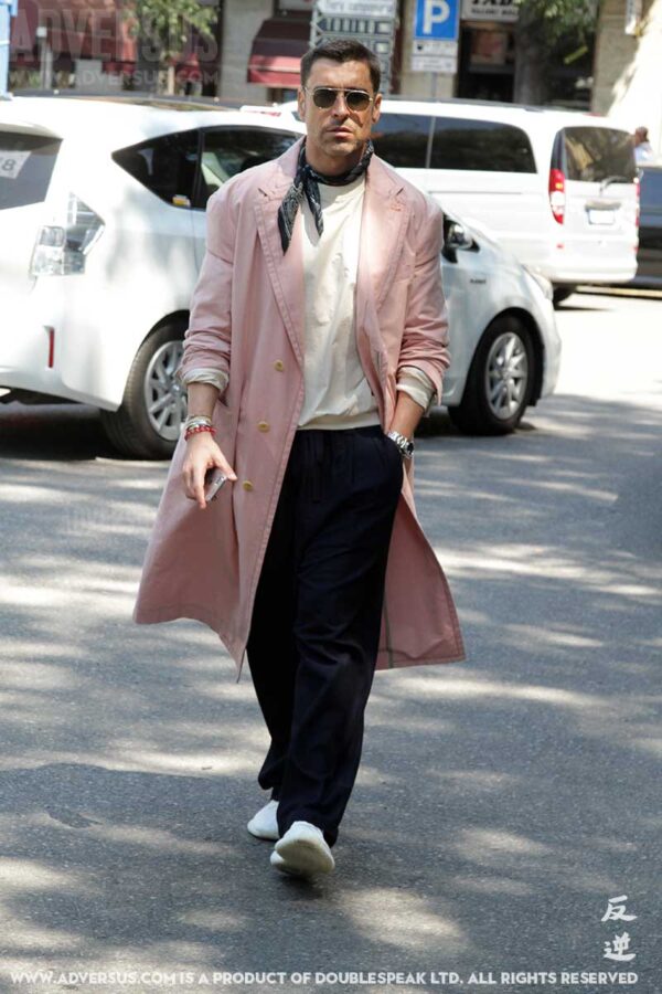 Streetstyle uomo autunno 2017. Cosa ne pensate di questo soprabito rosa?