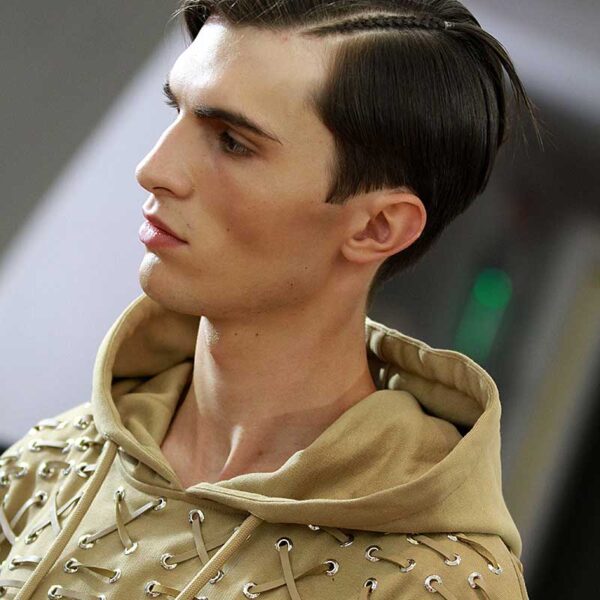 Tagli capelli uomo 2018. Un taglio classico con riga laterale intrecciata