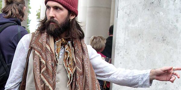Street style uomo. Foto di un look alternativo con stile (hippie-chic?)