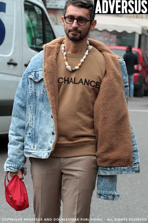 Street style 2018. Il cammello con il jeans chiaro