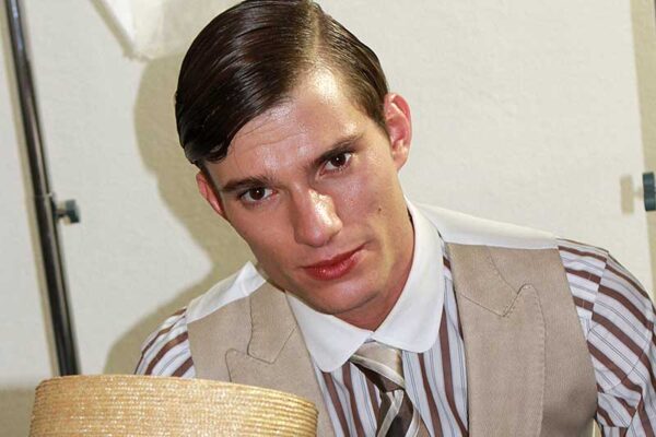 Tagli di capelli uomo e styling con tanto gel.