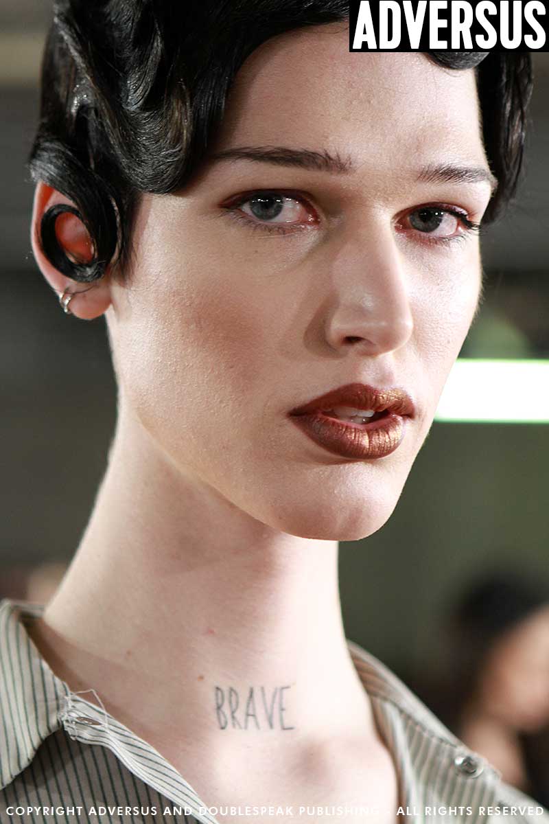 Trucco modelle e modelli alla sfilata Moschino Uomo AI 2018-2019. Makeup Kabuki, foto Mauro Pilotto