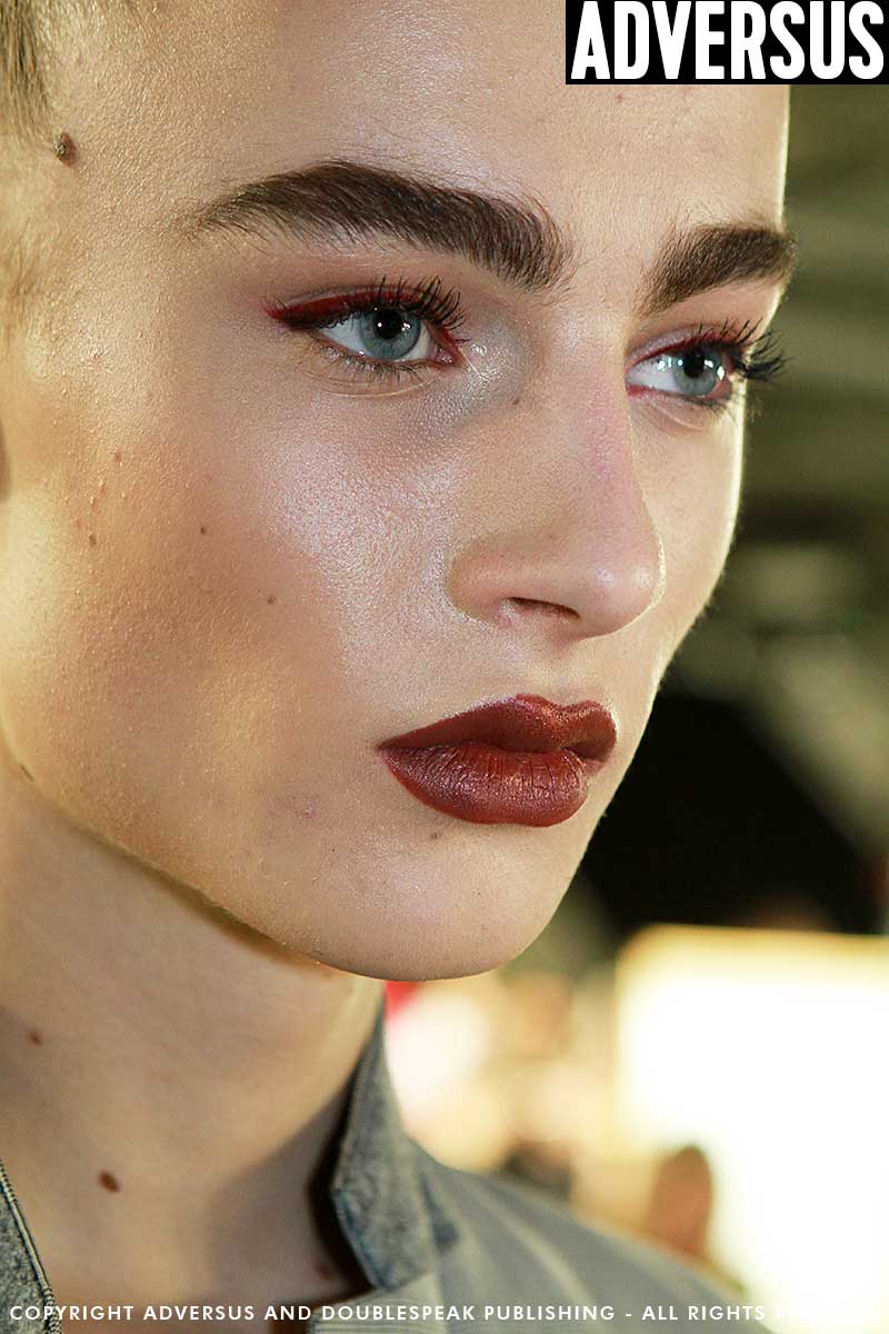 Trucco modelle e modelli alla sfilata Moschino Uomo AI 2018-2019. Makeup Kabuki, foto Mauro Pilotto