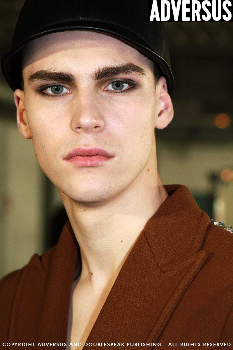 Trucco modelle e modelli alla sfilata Moschino Uomo AI 2018-2019. Makeup Kabuki, foto Mauro Pilotto