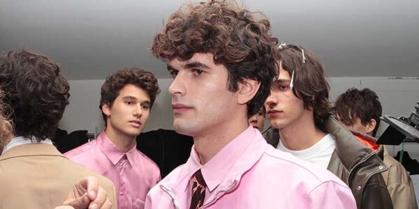 Capelli ricci uomo e capelli lunghi nel backstage della sfilata MSGM Autunno Inverno 2018 2019