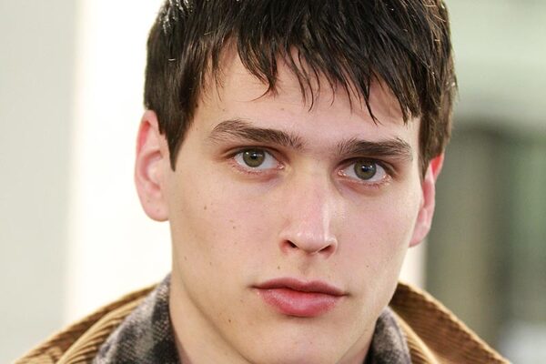 Tendenze capelli uomo 2019: tagli di capelli corti con frangia