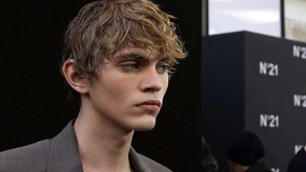 Tendenze capelli lunghi per l'uomo - Backstage N21 Milano Fashion Week AI 2019 2020 - Foto Charlotte Mesman