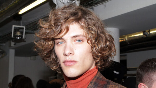 Capelli lunghi per l'uomo. Backstage sfilata Daks AI 2019 2020 - Foto Charlotte Mesman