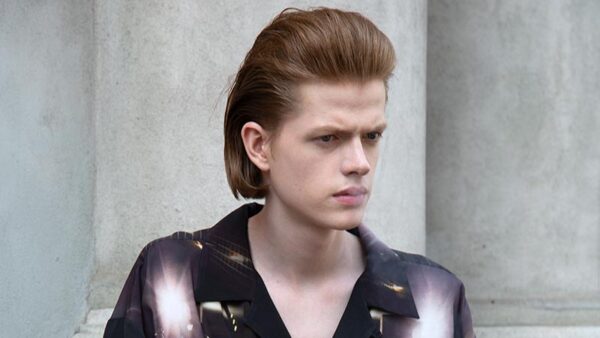 Tendenza capelli lunghi uomo 2020. Sfilata M1992. Foto: Charlotte Mesman
