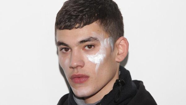 Tendenze capelli uomo inverno 2020. La frangetta da ‘bad boy’