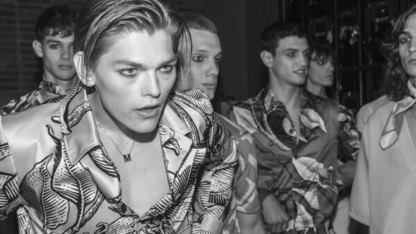 Tutte le novità tagli di capelli uomo 2020. Trend: i nuovi tagli di capelli. Backstage Miguel Vieira Estate 2020 – Foto Charlotte Mesman