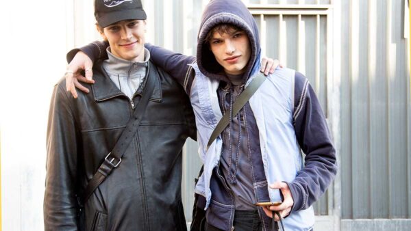 Street style moda uomo 2020: come si vestono i modelli. Foto Charlotte Mesman