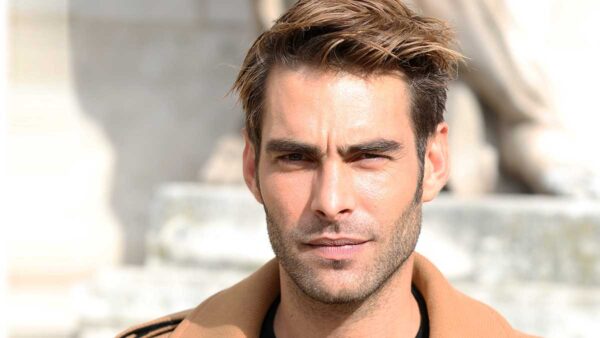 Tendenze tagli di capelli uomo. Ecco il taglio di capelli di Jon Kortajarena in linea con le tendenze capelli 2020. Foto: Mauro Pilotto