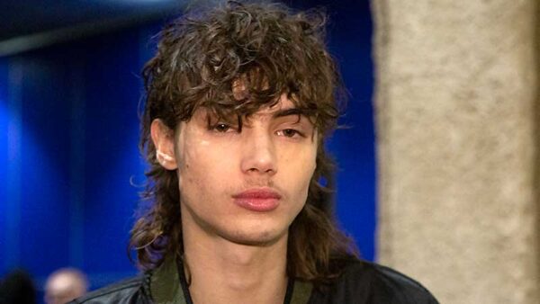 Nuovi tagli di capelli uomo 2020. Capelli ricci e mullet. Sfilata: Marcelo Burlon autunno inverno 2020 2021. Foto: Charlotte Mesman