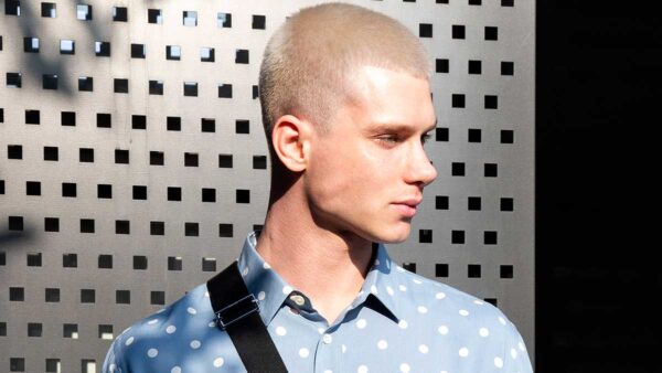 Capelli cortissimi per lui, una delle tendenze capelli uomo primavera estate 2020. Diventa il trend? Foto Charlotte Mesman