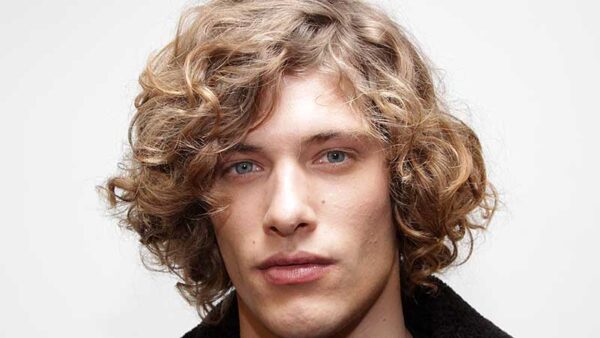 Tendenze capelli uomo primavera 2020. I tagli di capelli si allungano