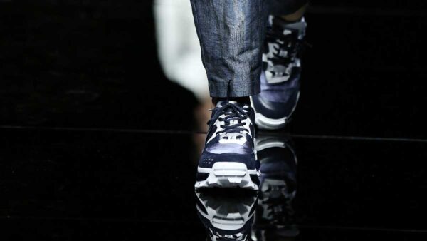 Scarpe e tendenze scarpe per la primavera estate 2020: la mania per le sneakers non è ancora passata! Sfilata Emporio Armani Estate 2020 - Foto Mauro Pilotto