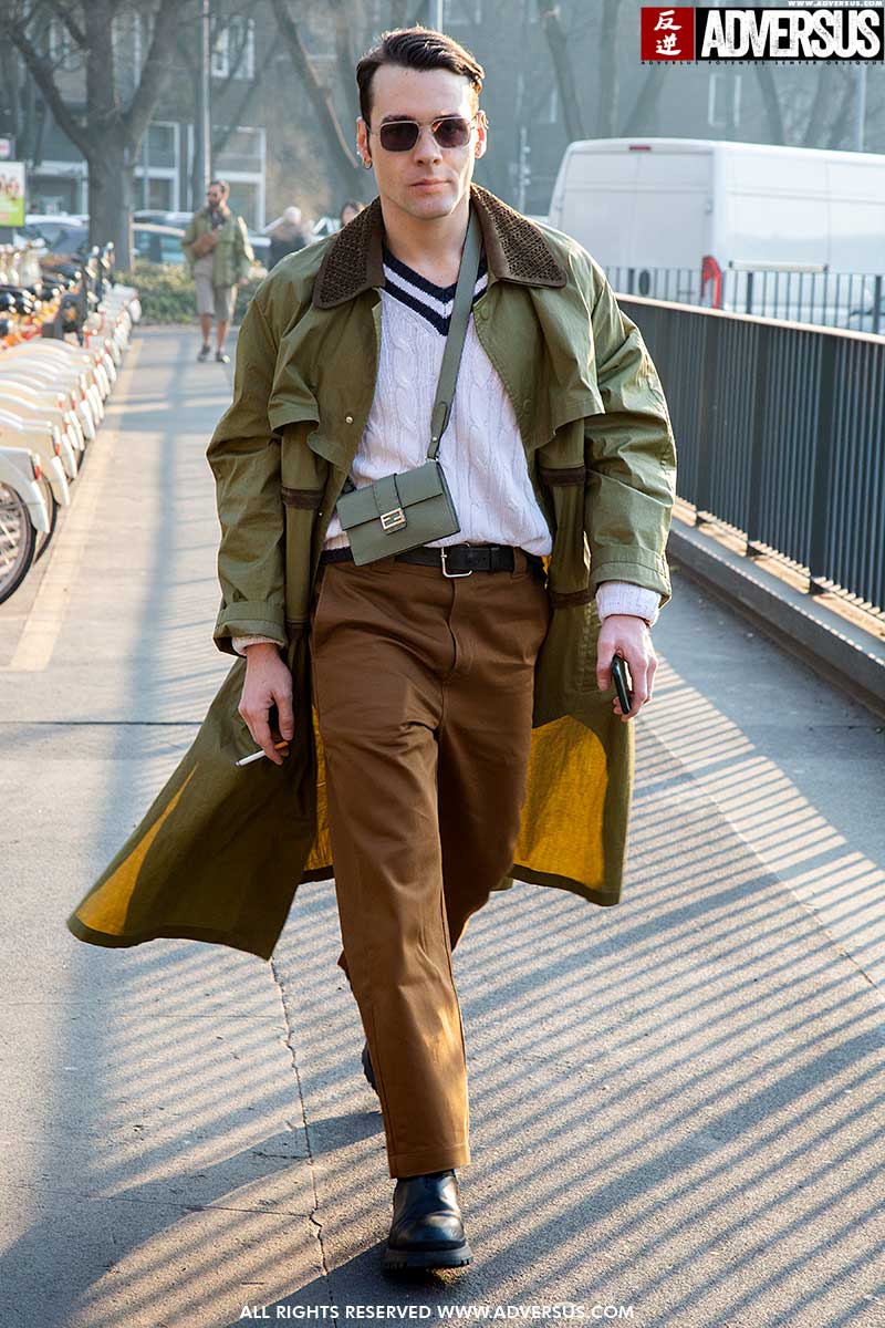 Moda uomo street style 2020. Cross body bags, le borse come si portano nel 2020. Foto Charlotte Mesman