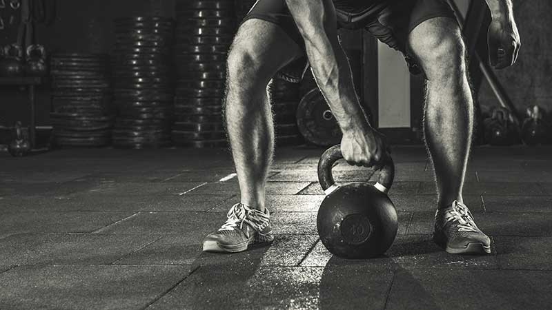 Un solo attrezzo per rimettersi in forma. A casa. Senza spendere molto. Il kettlebell, lo conoscevate?