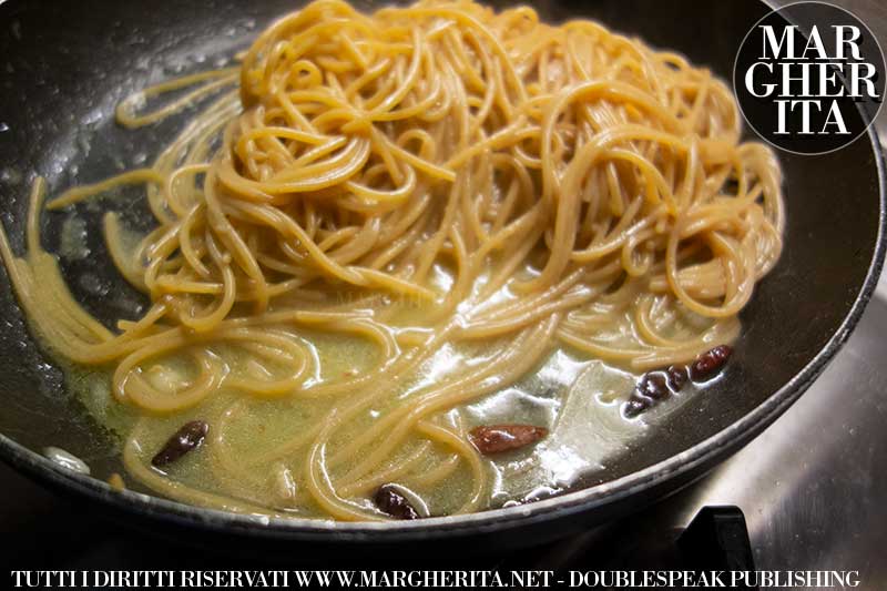 Spaghetti aglio olio e peperoncino. Una ricetta classica ma sempre nuova, ecco come la preparano gli chef