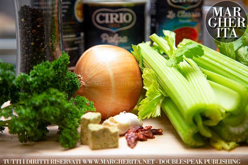 Sugo di pomodoro rustico con sedano e scorza d'arancio