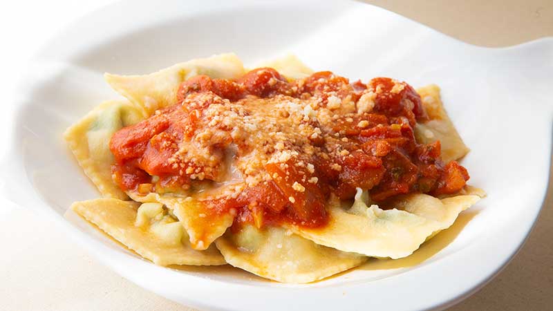 Sugo di pomodoro rustico con sedano e scorza d'arancio