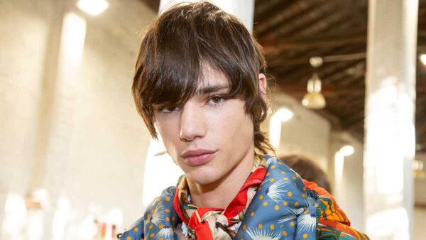 Capelli, le tendenze capelli uomo estate 2020. I capelli si allungano - Backstage sfilata Dsquared2 - Foto Charlotte Mesman