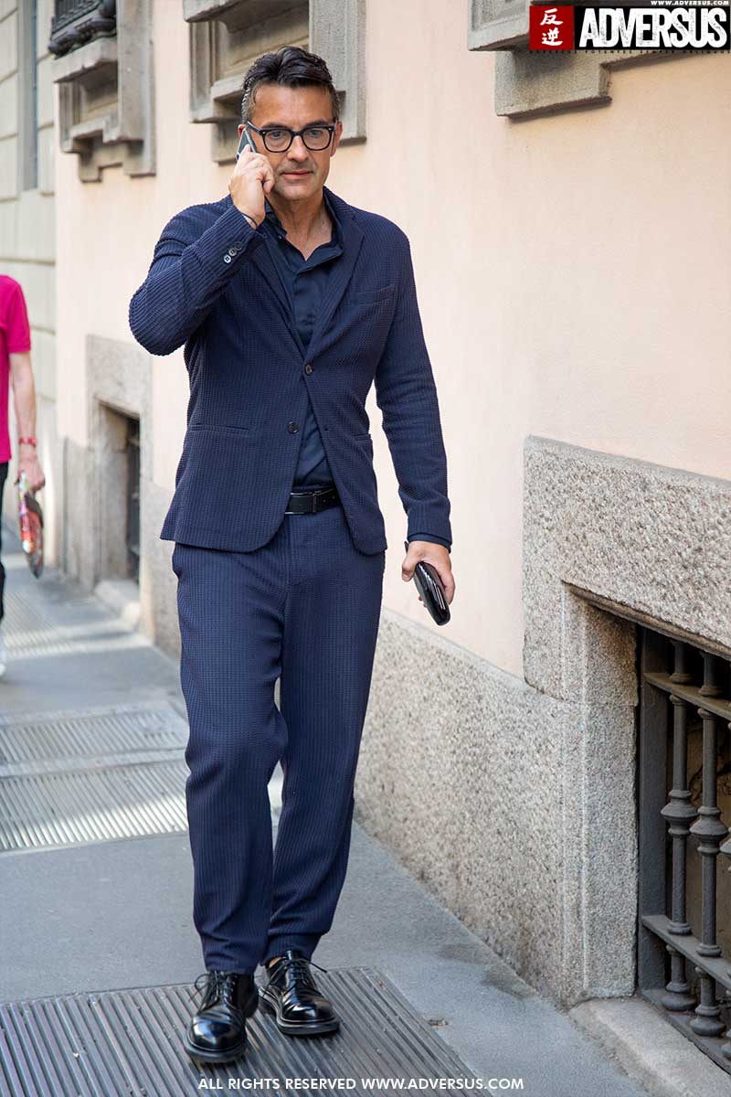 Street style moda uomo estate 2020. Chic senza esagerare in un completo casual - Foto Charlotte Mesman