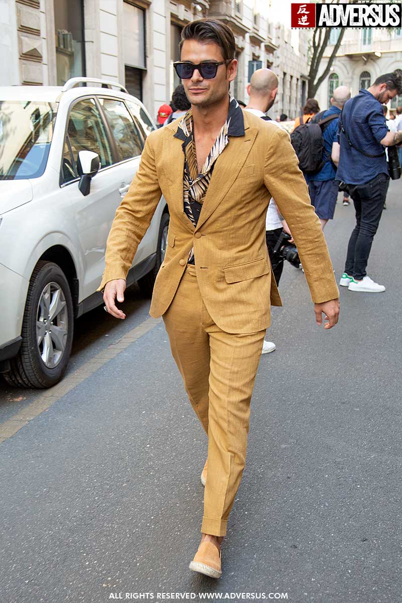 Street style moda uomo estate 2020. Chic senza esagerare in un completo casual - Foto Charlotte Mesman