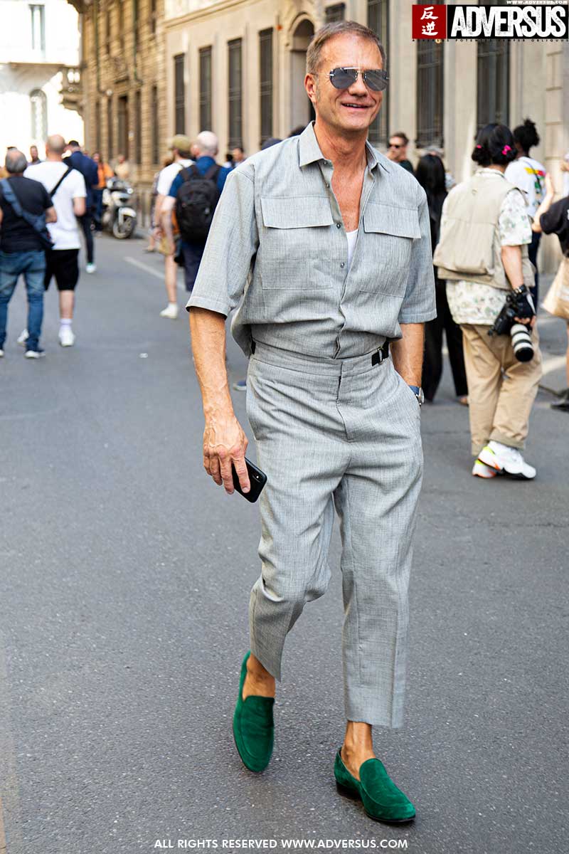 Street style moda uomo estate 2020. Chic senza esagerare in un completo casual - Foto Charlotte Mesman