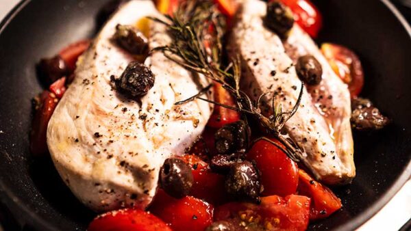 La ricetta del pollo alla mediterranea. Pollo, pomodorini, origano e rosmarino