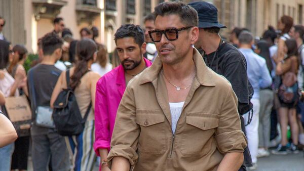 La moda uomo per l’estate 2020: dalla testa ai piedi in kaki. Street fashion estate 2020 - Foto Charlotte Mesman
