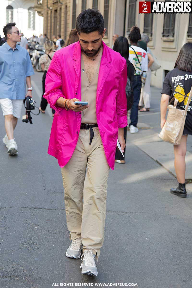 Moda uomo 2020. Rosa per lui? Street style moda uomo - Foto Charlotte Mesman