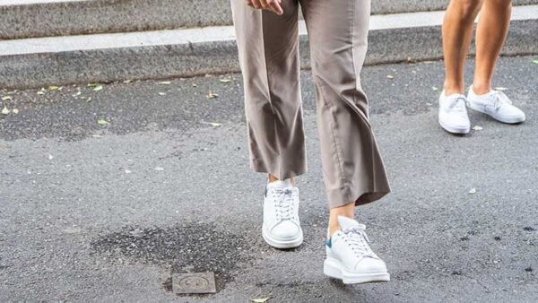 Tendenza moda uomo estate 2020 - Scarpe bianche - Foto Charlotte Mesman