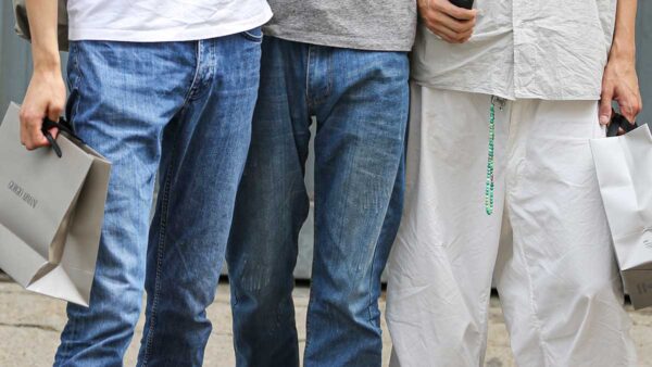 Nuove tendenze moda jeans uomo 2020 (ecco cosa portano i modelli) - Foto Charlotte Mesman