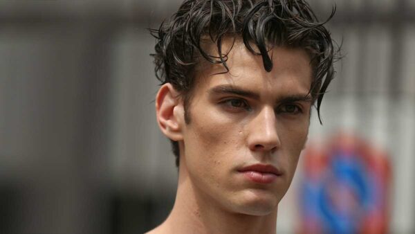 Nuove tendenze capelli estate 2020 uomo. Lunghe ciocche sulla testa per un look capelli estivo - Foto Mauro Pilotto