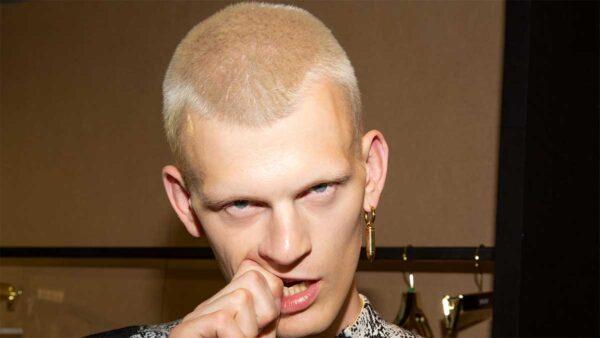 Tagli di capelli uomo 2020. Stempiatura alta? Attento a questi tagli di capelli - Sfilata Youser Foto Charlotte Mesman