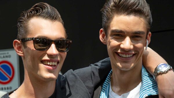 Il look capelli dell’estate 2020? Rockabilly look per l’uomo, capelli lunghi e tanto gel! - Foto Charlotte Mesman