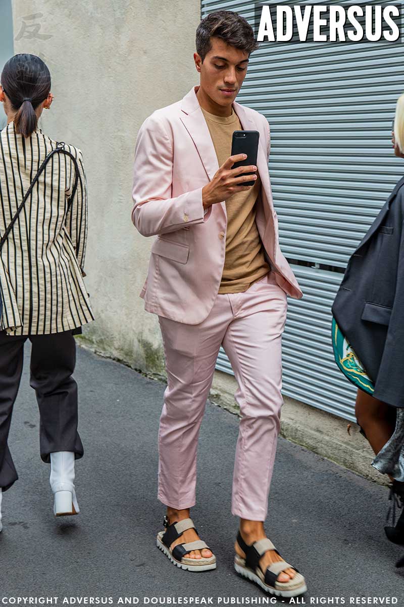 Nuove tendenze moda uomo estate 2020. Beige e cammello sono i colori della moda - Foto Charlotte Mesman